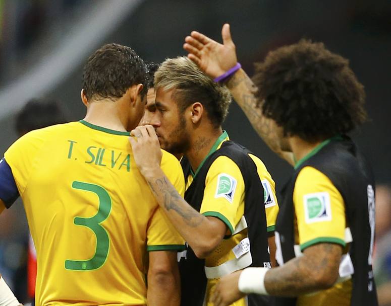 Consigli a Thiago Silva durante la partita. Action Images